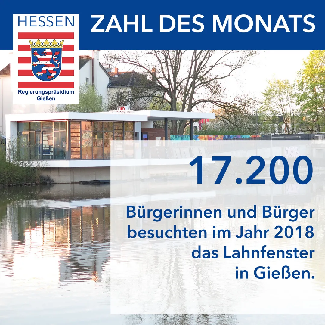 Eine interaktive und lehrreiche Attraktion im Lahnfenster für die nächste Saison: Martin Schröder hat die Hörstation montiert (Schröder AV-Medien, Osterholz-Schwarmbeck) und RP-Mitarbeiterin Ursula Rock testet sie gleich. (Foto: RP Gießen)